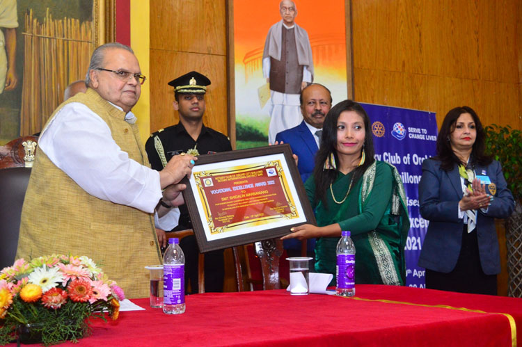 Governor hands over Rotary Vocational Excellence Award on 19.04.2022