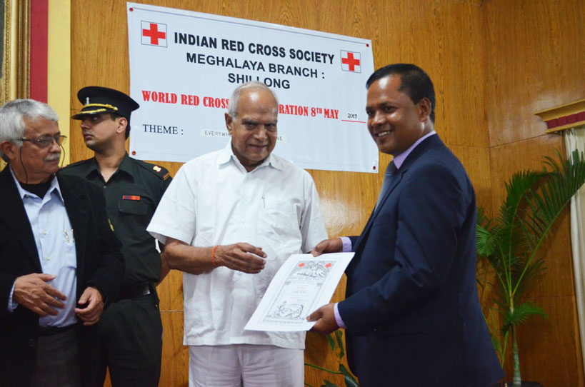 Meghalaya Governor, Shri Banwarilal Purohit handing over life membership certificates during the World Red Cross Day celebration
