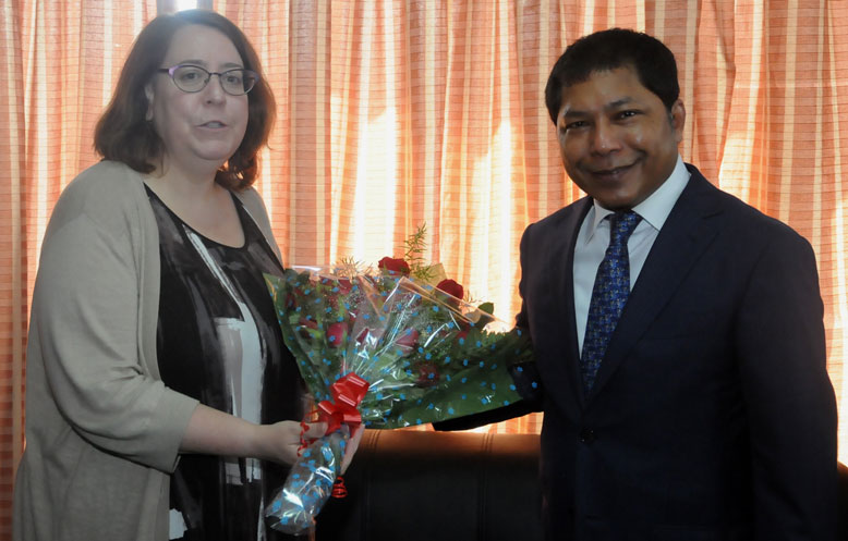 Consul General of USA, American Consulate, Kolkata, Ms. Helen LaFave being felicitated while calling  on Meghalaya, CM, Dr. Mukul Sangma