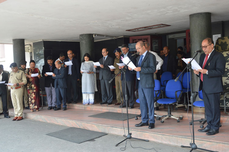 Meghalaya Tourism Minister, Shri Metbah Lyngdoh administering the Pledge to mark the observance of Anti-Terrorism Day