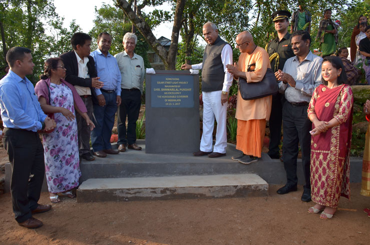 Meghalaya Governor Shri Banwarilal Purohit unveiled the plaque to mark the inauguration of Solar Street Lights Project at Kongthong village