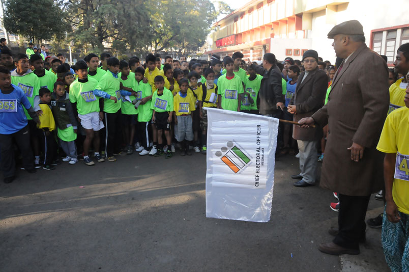 The Chief Electoral Officer, Mr. P K Naik flags off the Run for Democracy 2015 on the occasion of National Voters Day