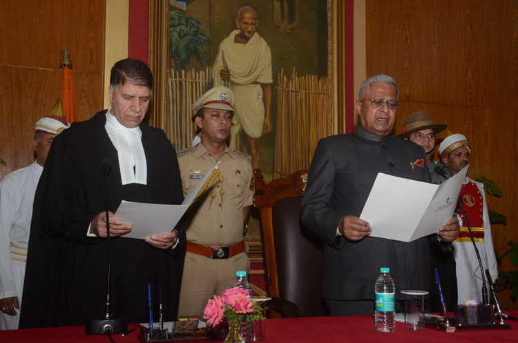 CJM, Hon'ble Mr. Justice Mohammad Yaqoob Mir administering the oath of office to the Governor of Meghalaya, Shri Tathagata Roy at Raj Bhavan, Shillong on 25-08-2018
