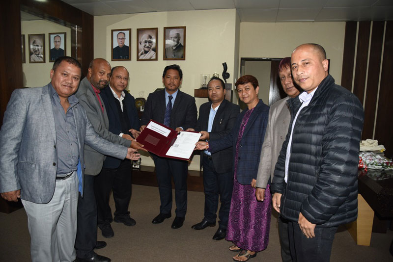 Sports Minister, Shri. Banteidor Lyngdoh hands over the National Games 2022 - Host City Contract to Chief Minister, Shri. Conrad K. Sangma